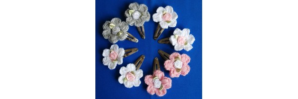 KNIPJES MET GEHAAKTE BLOEMETJES KNIPJES MET GEHAAKTE BLOEMETJES